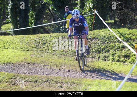 Villaviciosa, Asturie, Spagna. 30 dicembre 2023. Villaviciosa, Spagna, 30 dicembre 2023: La ciclista del Movistar Team Alicia Gonzalez (98) in solitaria guida la gara durante la corsa femminile d'élite del circuito Mayador Cyclocross, il 30 dicembre 2023, a Villaviciosa, in Spagna. (Immagine di credito: © Alberto Brevers/Pacific Press via ZUMA Press Wire) SOLO USO EDITORIALE! Non per USO commerciale! Foto Stock