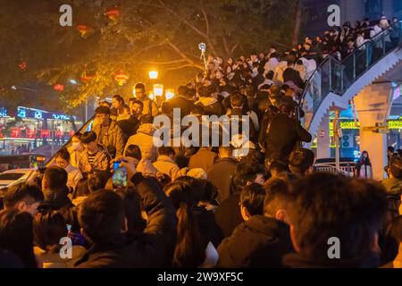 CHONGQING, CINA - 30 DICEMBRE 2023 - i turisti si riuniscono presso Hongyadong Scenic spot durante le vacanze di Capodanno a Chongqing, Cina, 30 dicembre 2023. Foto Stock