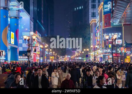 CHONGQING, CINA - 30 DICEMBRE 2023 - i turisti affollano la strada pedonale di Jiefangbei durante le vacanze di Capodanno a Chongqing, Cina, dicembre 30 Foto Stock