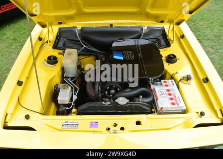 Il motore di una Ford Escort RS2000 del 1980 è stato parcheggiato in mostra al salone di auto d'epoca della Riviera inglese, Paignton, Devon, Inghilterra, Regno Unito. Foto Stock