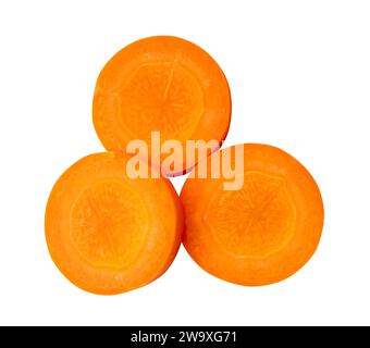 La vista dall'alto delle bellissime fette di carota arancioni nella pila è isolata su sfondo bianco con un tracciato di ritaglio. Foto Stock