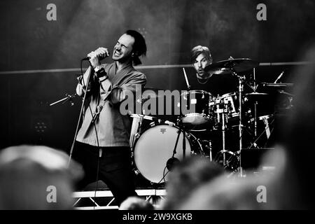 Il cantante Tom Smith e il batterista ed Lay nella foto mentre gli editori eseguono un caratteristico live set ad alta energia a Darlington, 2023. Credito James Hind/Alamy Foto Stock