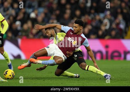 Birmingham, Regno Unito. 30 dicembre 2023. Ollie Watkins dell'Aston Villa viene affrontato da Hannes Delcroix di Burnley. Partita di Premier League, Aston Villa contro Burnley al Villa Park di Birmingham sabato 30 dicembre 2023. Questa immagine può essere utilizzata solo per scopi editoriali. Solo per uso editoriale, foto di Andrew Orchard/Andrew Orchard fotografia sportiva/Alamy Live news credito: Andrew Orchard fotografia sportiva/Alamy Live News Foto Stock