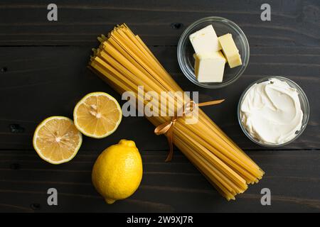Fettuccine con salsa al limone-mascarpone ingredienti: Pasta secca, mascarpone, limone fresco e burro Foto Stock