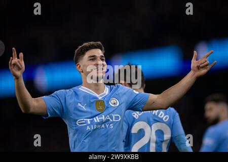 (231231) -- MANCHESTER, 31 dicembre 2023 (Xinhua) -- Julian Alvarez del Manchester City festeggia dopo aver segnato punti durante la partita di Premier League inglese tra Manchester City e Sheffield United a Manchester, in Gran Bretagna, il 30 dicembre 2023. (XINHUA) SOLO PER USO EDITORIALE. NON IN VENDITA PER CAMPAGNE DI MARKETING O PUBBLICITARIE. NESSUN UTILIZZO CON AUDIO, VIDEO, DATI, ELENCHI DI APPUNTAMENTI, LOGHI CLUB/LEAGUE O SERVIZI "LIVE" NON AUTORIZZATI. L'UTILIZZO ONLINE IN-MATCH È LIMITATO A 45 IMMAGINI, SENZA EMULAZIONE VIDEO. NON È CONSENTITO L'UTILIZZO IN SCOMMESSE, GIOCHI O PUBBLICAZIONI DI SINGOLI CLUB/LEAGUE/GIOCATORI. Foto Stock