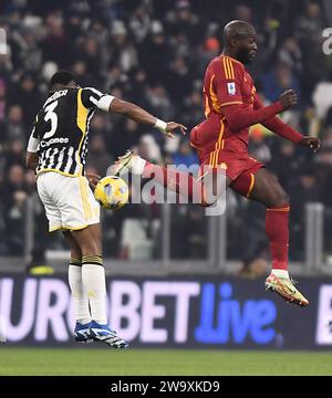 Torino, Italia. 30 dicembre 2023. La Bremer (L) della Juventus si aggiudica con Romelu Lukaku della Roma durante la partita di serie A tra la Juventus e la Roma a Torino, Italia, 30 dicembre 2023. Credito: Federico Tardito/Xinhua/Alamy Live News Foto Stock