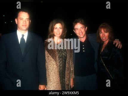 Los Angeles, California, Stati Uniti 13 ottobre 1996 attore Tom Hanks., moglie Singer Rita Wilson, attore comico Martin Short e moglie Nancy Dolman il 13 ottobre 1996 a Los Angeles, California, USA. Foto di Barry King/Alamy Stock Photo Foto Stock