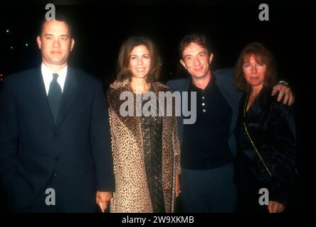 Los Angeles, California, Stati Uniti 13 ottobre 1996 attore Tom Hanks., moglie Singer Rita Wilson, attore comico Martin Short e moglie Nancy Dolman il 13 ottobre 1996 a Los Angeles, California, USA. Foto di Barry King/Alamy Stock Photo Foto Stock