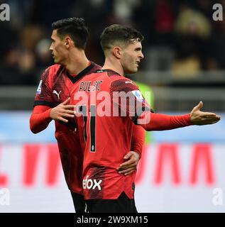 Milano. 30 dicembre 2023. Christian Pulisic (R) dell'AC Milan celebra il suo gol durante la partita di serie A tra l'AC Milan e il Sassuolo a Milano, Italia, 30 dicembre 2023. Credito: Alberto Lingria/Xinhua/Alamy Live News Foto Stock