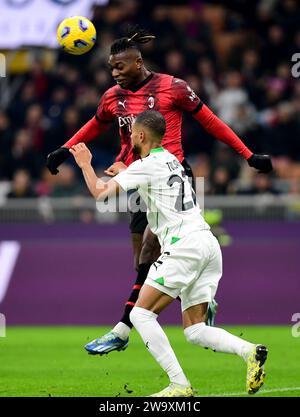 Milano. 30 dicembre 2023. Rafael Leao del Milan (TOP) si sfida con Jeremy Toljan del Sassuolo durante la partita di calcio di serie A italiana tra AC Milan e Sassuolo a Milano, Italia, 30 dicembre 2023. Credito: Alberto Lingria/Xinhua/Alamy Live News Foto Stock