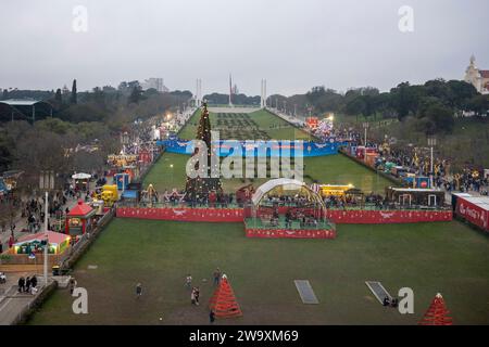 Lisbona, Portogallo. 30 dicembre 2023. Vista generale della fiera di Natale situata nei giardini del parco Eduardo VII a Lisbona. (Foto di Jorge Castellanos/SOPA Images/Sipa USA) credito: SIPA USA/Alamy Live News Foto Stock