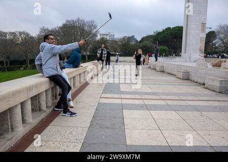 Lisbona, Portogallo. 30 dicembre 2023. Una coppia fa selfie in uno dei punti panoramici situati sui terreni del parco Edoardo VII a Lisbona. (Foto di Jorge Castellanos/SOPA Images/Sipa USA) credito: SIPA USA/Alamy Live News Foto Stock