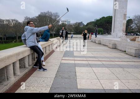 Lisbona, Portogallo. 30 dicembre 2023. Una coppia fa selfie in uno dei punti panoramici situati sui terreni del parco Edoardo VII a Lisbona. Credito: SOPA Images Limited/Alamy Live News Foto Stock