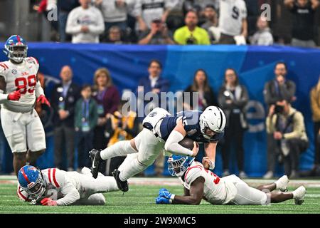 Atlanta, Stati Uniti. 30 dicembre 2023. Il quarterback della Penn State Drew Allar (15) corse durante la prima metà del Peach Bowl sabato 30 dicembre 2023, ad Atlanta, GA Foto di David Tulis/UPI credito: UPI/Alamy Live News Foto Stock