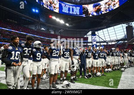 Atlanta, Stati Uniti. 30 dicembre 2023. I giocatori della Penn State si riuniscono per cantare la canzone della scuola dopo il Peach Bowl contro il Mississippi sabato 30 dicembre 2023, ad Atlanta, GA Mississippi ha vinto 38-25. Foto di David Tulis/UPI credito: UPI/Alamy Live News Foto Stock