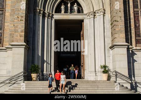 Petropolis, Rio de Janeiro, Brasile - 17 dicembre 2023: Turisti alla porta principale della cattedrale di Petropolis, un tempio cattolico neogotico Foto Stock