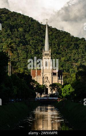 Petropolis, Rio de Janeiro, Brasile - 17 dicembre 2023: Cattedrale di Petropolis. Tempio cattolico neo-gotico dedicato a San Pietro d'Alcantara Foto Stock