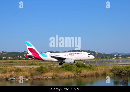 Eurowings Airbus A319-132 OE-LYZ presso l'aeroporto Ioannis Kapodistris, Corfù, Grecia Foto Stock