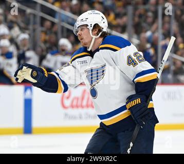 Pittsburgh, Stati Uniti. 30 dicembre 2023. St Louis Blues ala destra Kasperi Kapanen (42) segna nel terzo periodo della vittoria dei Pittsburgh Penguins 4-2 alla PPG Paints Arena di Pittsburgh sabato 30 dicembre 2023. Foto di Archie Carpenter/UPI. Crediti: UPI/Alamy Live News Foto Stock