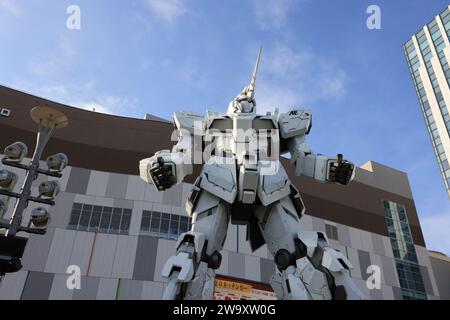 Tokyo 5 maggio 2023: Mostra della statua di RX-0 Unicorn Gundam all'esterno del DiverCity Tokyo Plaza di Odaiba nel parco sul mare di Odaiba Foto Stock