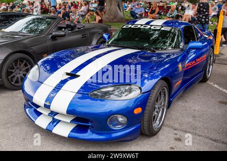 Questa vettura blu Dodge Viper GTS Indianapolis 500 Pace del 1996 è in mostra come parte del Fast and Fabulous Car Show nel centro di Auburn, Indiana, Stati Uniti. Foto Stock