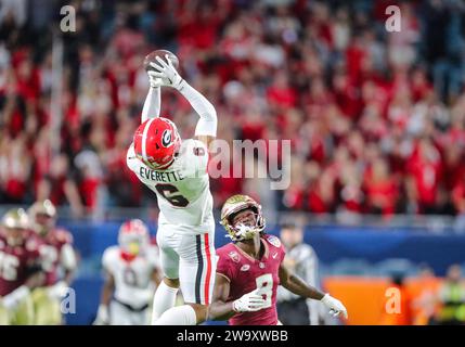 30 dicembre 2023: Daylen Everette (6), difensore dei Georgia Bulldogs, con un intercetto durante il secondo tempo del Capital One Orange Bowl tra la University of Georgia Bulldogs e la Florida State University Seminoles all'Hard Rock Stadium di Miami Gardens, Florida. Ron Lane/CSM (immagine di credito: © Ron Lane/Cal Sport Media) Foto Stock