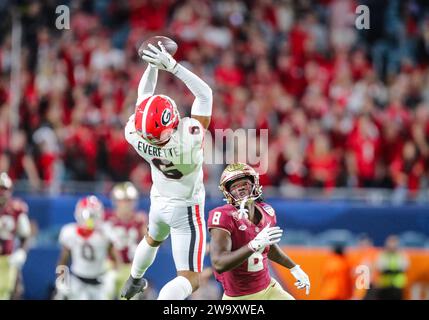 30 dicembre 2023: Daylen Everette (6), difensore dei Georgia Bulldogs, con un intercetto durante il secondo tempo del Capital One Orange Bowl tra la University of Georgia Bulldogs e la Florida State University Seminoles all'Hard Rock Stadium di Miami Gardens, Florida. Ron Lane/CSM Foto Stock