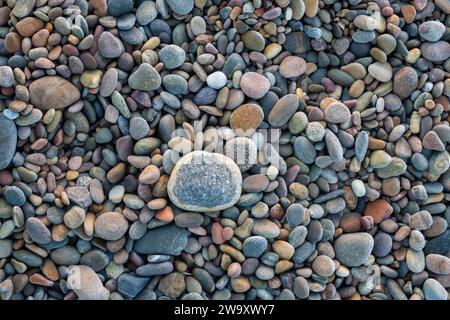 Ghiacciate di ciottoli sulla spiaggia. Morayshire, Scozia Foto Stock