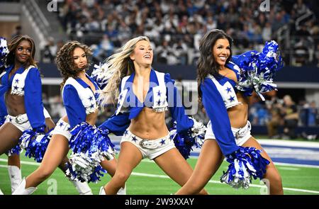 Arlington, Stati Uniti. 30 dicembre 2023. I Dallas Cowboys Cheerleaders si esibiscono durante i Detroit Lions all'AT&T Stadium di Arlington, Texas, sabato 30 dicembre 2023. I Cowboys sconfissero i Lions 20-19. Foto di Ian Halperin/UPI credito: UPI/Alamy Live News Foto Stock