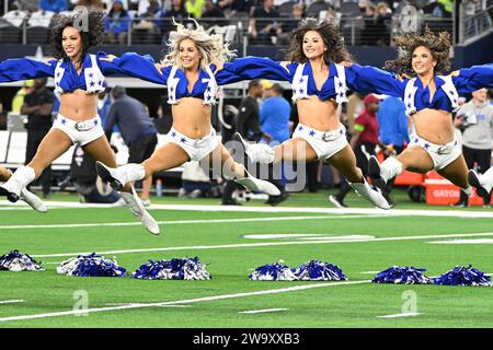 Arlington, Stati Uniti. 30 dicembre 2023. I Dallas Cowboys Cheerleaders si esibiscono durante i Detroit Lions all'AT&T Stadium di Arlington, Texas, sabato 30 dicembre 2023. I Cowboys sconfissero i Lions 20-19. Foto di Ian Halperin/UPI credito: UPI/Alamy Live News Foto Stock