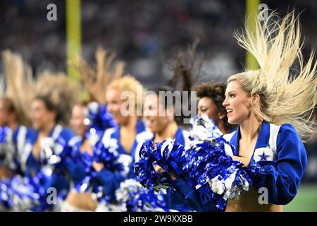 Arlington, Stati Uniti. 30 dicembre 2023. I Dallas Cowboys Cheerleaders si esibiscono durante i Detroit Lions all'AT&T Stadium di Arlington, Texas, sabato 30 dicembre 2023. I Cowboys sconfissero i Lions 20-19. Foto di Ian Halperin/UPI credito: UPI/Alamy Live News Foto Stock