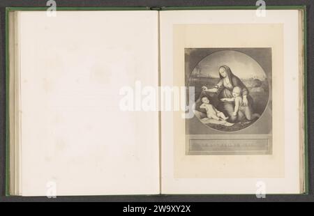 Produzione fotografica di una stampa presumibilmente di Achille Louis Martinet della Madonna del silenzio di Rafaël, Joseph Cundall (possibile), dopo Achille Louis Martinet, c. 1859 - nel o prima del 1869 foto di supporto fotografico albume stampa Madonna: Cioè Maria con il Cristo bambino. Serie di scene della vita di Giovanni Battista Foto Stock