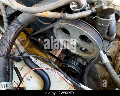 Primo piano della cinghia di distribuzione di una vecchia auto Foto Stock