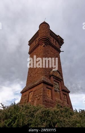 Guardando verso l'alto il Monumento Airlie sulla Collina di Tulloch nelle Angus Glens, un monumento eretto per commemorare la morte dell'XI conte di Airlie. Foto Stock