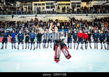 Iserlohn, Deutschland. 30 dicembre 2023. Jubel, Freude bei Andreas Andy Jenike (Iserlohn Roosters, n. 92) nach dem 4:0 Sieg über die Löwen Frankfurt GER, Iserlohn Roosters vs. Loewen Frankfurt, Eishockey, Penny-DEL, 33. Spieltag, Spielzeit 2023/2024, 30.12.2023, foto: Jonas Brockmann/Eibner-Pressefoto credito: dpa/Alamy Live News Foto Stock