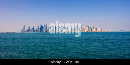 Doha Corniche , porto 30-12-2023 Doha Qatar Foto Stock