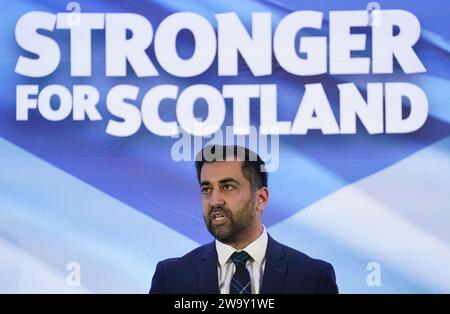 Foto del file datata 27/03/23 di Humza Yousaf che parla al Murrayfield Stadium di Edimburgo, dopo che è stato annunciato che è il nuovo leader del Partito Nazionale scozzese, e che diventerà il prossimo primo Ministro della Scozia. In alcuni degli eventi chiave del 2023 nella politica scozzese Nicola Sturgeon uscì da Bute House, lasciando il posto al suo successore Humza Yousaf dopo un'amara corsa alla leadership in un anno afflitto da problemi per il SNP e il governo scozzese. Data di emissione: Domenica 31 dicembre 2023. Foto Stock