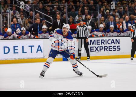 Los Angeles, California, USA. 30 dicembre 2023. CONNOR MCDAVID degli Edmonton Oilers della NHL passa il disco durante una partita contro i Los Angeles Kings alla Crypto.com Arena di Los Angeles, California, il 30 dicembre 2023 (Credit Image: © Alex Cave/ZUMA Press Wire) SOLO PER USO EDITORIALE! Non per USO commerciale! Foto Stock