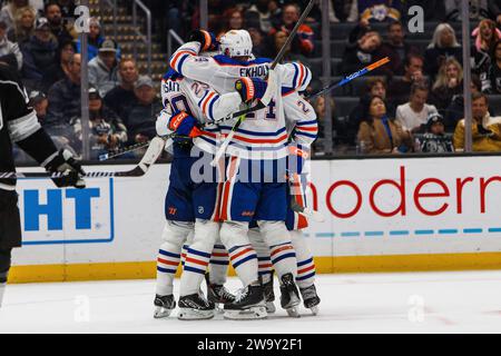 Los Angeles, California, USA. 30 dicembre 2023. Gli Edmonton Oilers celebrano un gol durante una partita contro i Los Angeles Kings alla Crypto.com Arena di Los Angeles, California, il 30 dicembre 2023 (Credit Image: © Alex Cave/ZUMA Press Wire) SOLO PER USO EDITORIALE! Non per USO commerciale! Foto Stock