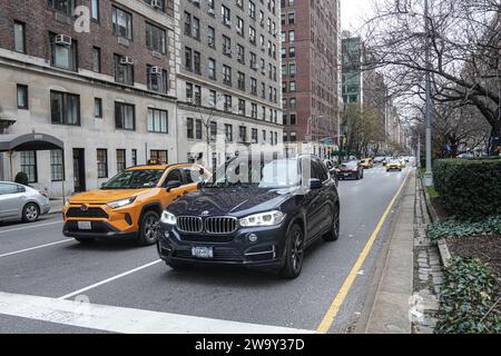 Le auto si vedono per le strade di New York. Il traffico stradale a New York è notoriamente famoso, caratterizzato dalla sua natura vivace, frenetica e spesso congestionata. L'intricata rete di strade e viali della città ospita una vasta rete di veicoli, tra cui automobili, taxi, autobus e biciclette, tutti navigano in mezzo a un mare di pedoni. Gli ingorghi giornalieri durante le ore di punta sono comuni, soprattutto nei pressi delle principali arterie e dei ponti, il che porta a tempi di percorrenza prolungati e a frustrazioni occasionali sia per i residenti che per i visitatori. Foto Stock