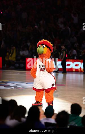 Mascotte NBA Miami Heat durante l'All-Star Game LNB 2023, partita di pallacanestro tra Team France e Team World il 30 dicembre 2023 all'Accor Arena di Parigi Foto Stock