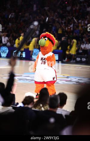 Mascotte NBA Miami Heat durante l'All-Star Game LNB 2023, partita di pallacanestro tra Team France e Team World il 30 dicembre 2023 all'Accor Arena di Parigi Foto Stock