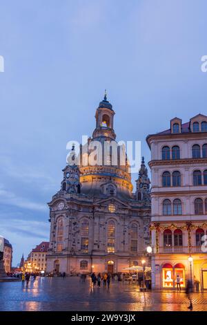 Dresda: Mercatino di Natale in piazza Neumarkt, chiesa Frauenkirche in , Sachsen, Sassonia, Germania Foto Stock