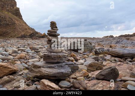 Cairn roccioso sulla spiaggia rocciosa di Second Valley, Australia meridionale, mentre il cielo inizia a colorarsi per il tramonto. Una popolare destinazione turistica nel Fleur Foto Stock