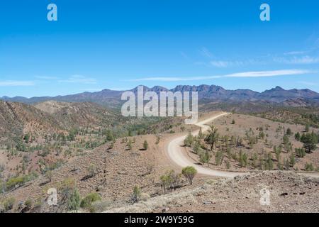 Paesaggio dal punto di osservazione Razorback sulla strada per le Gole del Bunyeroo all'interno del Parco Nazionale delle Ikara-Flinders Ranges, Australia meridionale Foto Stock