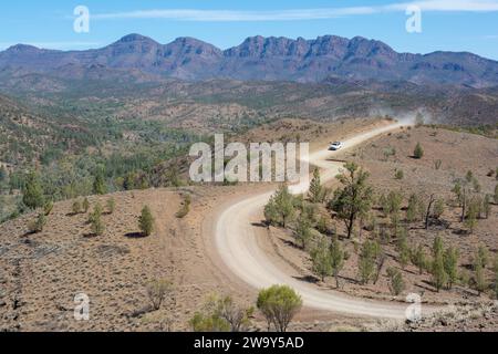 Ikara-Flinders Ranges, Australia meridionale, Australia: 15 marzo 2018 - veicolo bianco che lancia la polvere sulla strada della Gola del Bunyeroo visto dalla Razorba Foto Stock