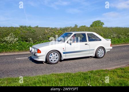 Ford RS Turbo anni '1984 80, berlina calda, auto a trazione anteriore, verniciatura completamente bianca, ampio spoiler posteriore; restauri d'epoca di motori speciali restaurati d'epoca, collezionisti di automobili, appassionati di motori d'epoca e auto storiche d'epoca che viaggiano nel Cheshire, Regno Unito Foto Stock