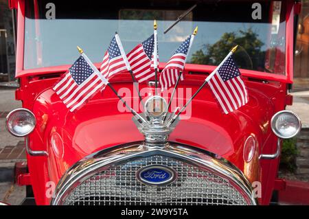 Burbank, California, USA - 5 agosto 2017. Una Ford del 1928, modello A, con bandiere americane, al Burbank CA Classic Car Show Foto Stock