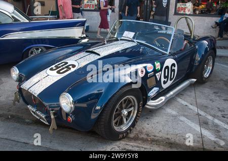 Burbank, California, USA - 3 agosto 2019. Una sportiva Shelby Cobra blu del 1965 al Burbank CA Classic Car Show Foto Stock