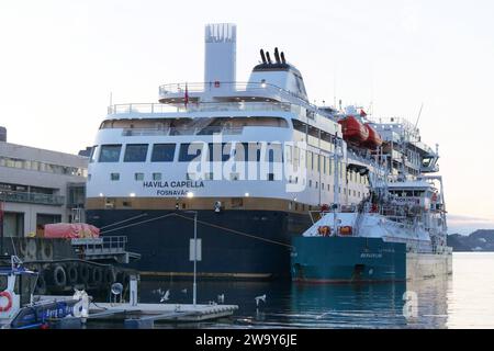 Bergen, Norwegen-Schiffsverkehr-Faehre der Rederei Havila legt im Hafen von Bergen in Norwegen An. Bergen, Norwegen-Schiffsverkehr-Havila **** Bergen, Norvegia traffico di spedizione attracchi per traghetti Havila nel porto di Bergen in Norvegia Bergen, Norvegia traffico di spedizione Havila Foto Stock